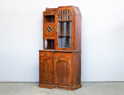 Антикварный буфет в стиле модерн