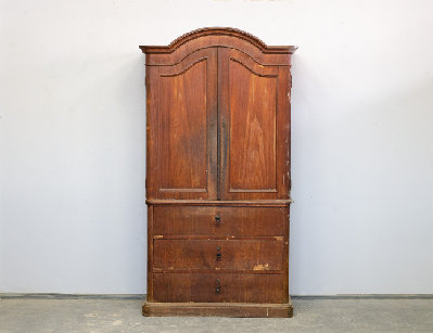 Антикварный шкаф монашка