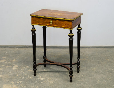 Антикварный столик для рукоделия