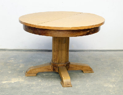 Старинный круглый обеденный стол