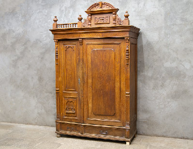 Антикварный платяной шкаф