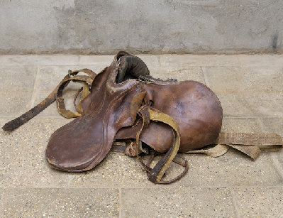 Старинное кожаное седло для лошади