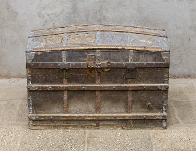 Антикварный дорожный сундук