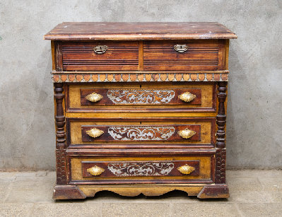 Старинный комод с резьбой