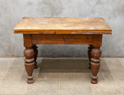 Старинный обеденный стол