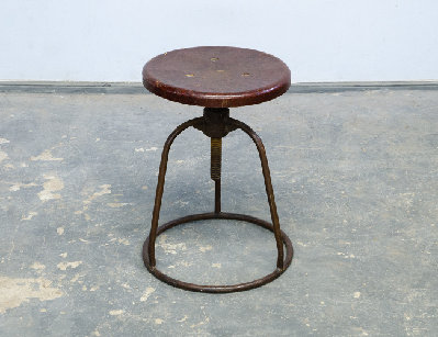 Индустриальный винтовой табурет