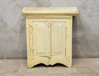 Старинная деревенская тумба