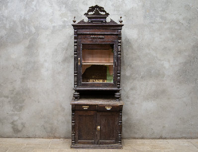 Старинная посудная горка