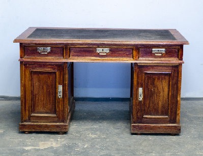 Старинный письменный стол