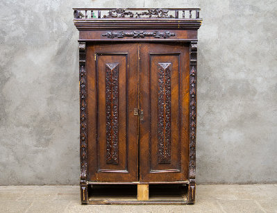 Старинный ореховый платяной шкаф