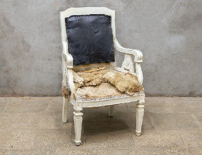 Старинное кресло
