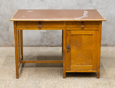 Старинный письменный стол