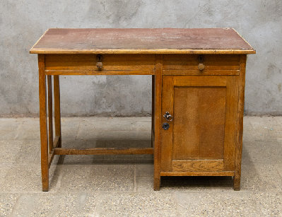 Старинный письменный стол