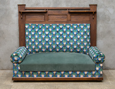 Старинный диван с высокой спинкой