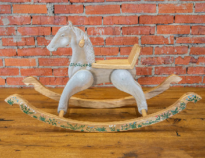 Лошадка-качалка с декоративной росписью