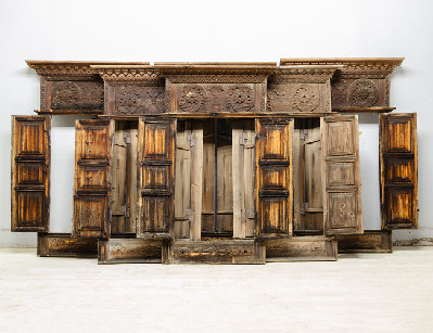 Старинные наличники со ставнями