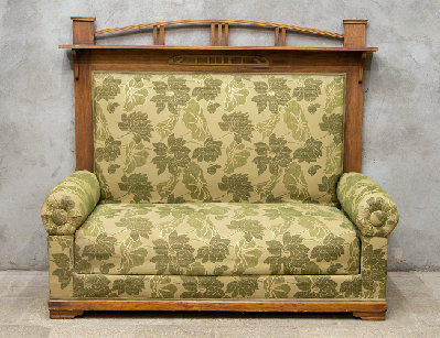 Старинный диван с высокой спинкой