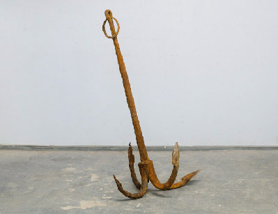 Старинный корабельный якорь