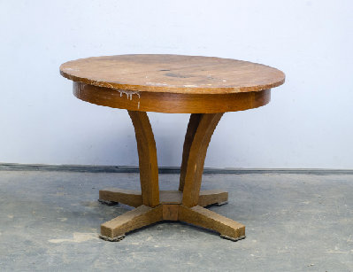 Старинный круглый обеденный стол