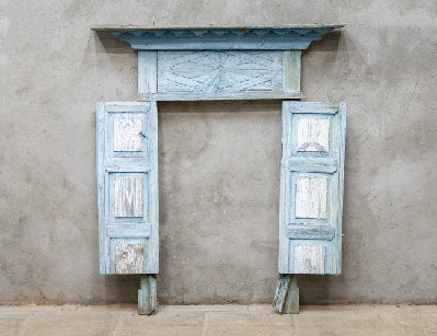 Старинный наличник со ставнями