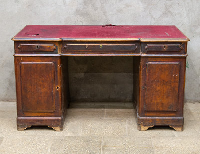 Антикварный письменный стол