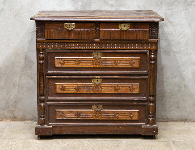 Старинный комод с резьбой