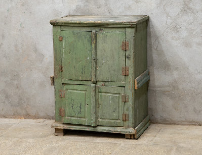 Старинная деревенская тумба