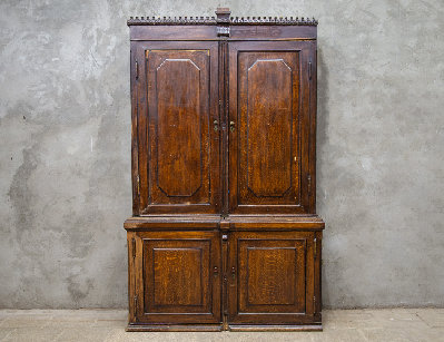 Старинный дубовый шкаф