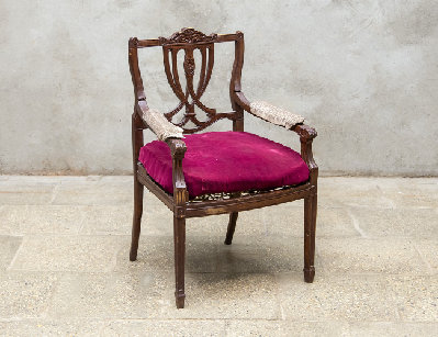 Старинное резное кресло