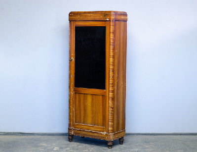 Старинный книжный шкаф