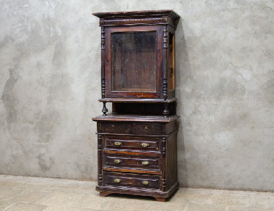 Старинная посудная горка