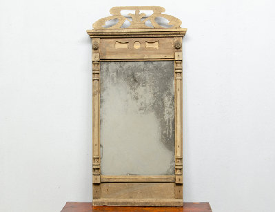 Старинное настенное зеркало