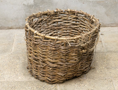 Старинная плетёная корзина
