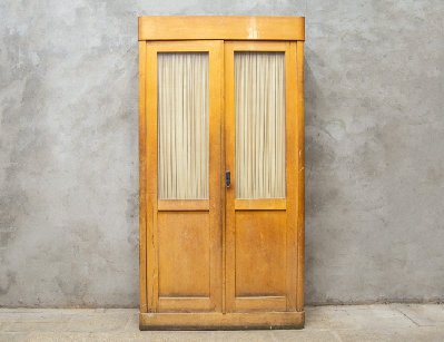 Старинный книжный шкаф