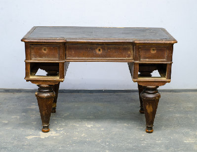 Старинный письменный стол