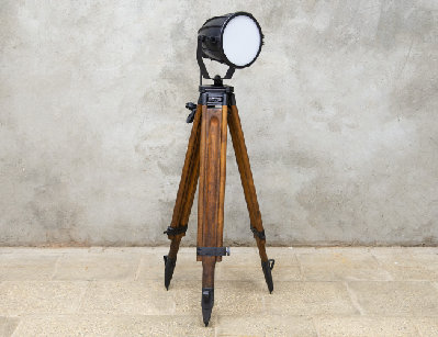 Винтажный прожектор на треноге