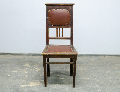 Старинный дубовый стул