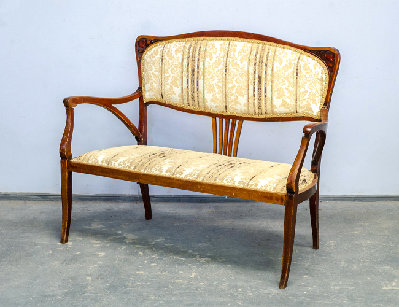 Старинный диван с резьбой