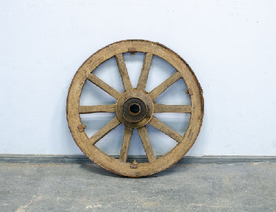 Старинное колесо от телеги