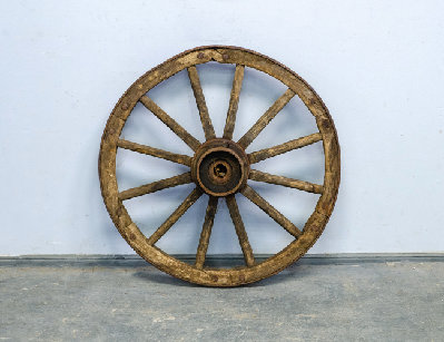 Старинное колесо от телеги