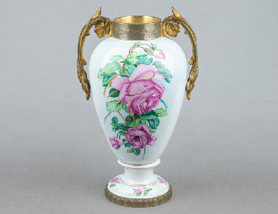 Старинная ваза с росписью