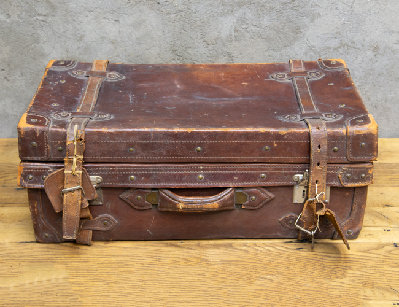 Старинный кожаный дорожный чемодан