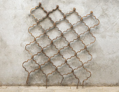 Старинная металлическая решетка