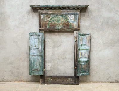Старинный наличник со ставнями