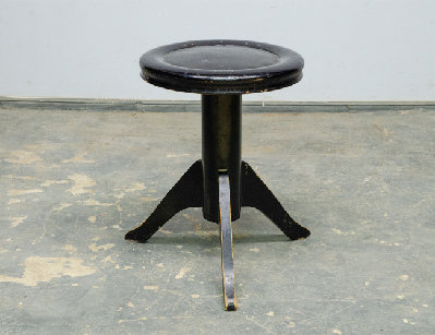 Старинный винтовой табурет