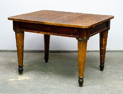 Старинный обеденный стол