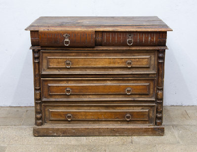 Старинный комод