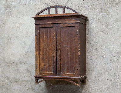 Дубовая аптечка в стиле модерн