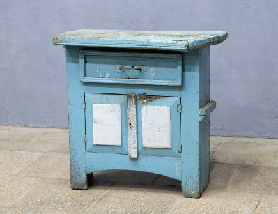 Старинная деревенская кухонная тумба