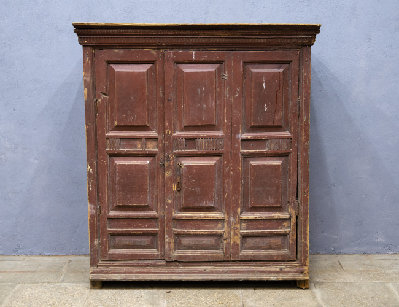 Старинный деревенский шкаф